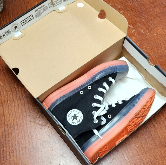 Converse unisex Chuck Taylor's high tops - Picture 2 of 15